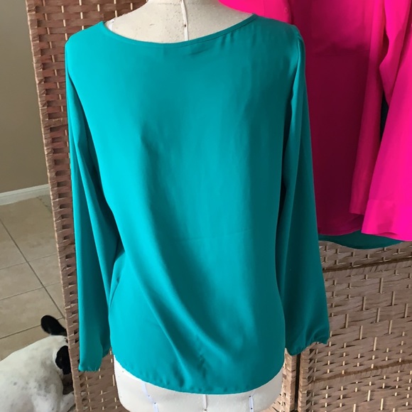 Silky Green blouse with v detail - Picture 3 of 5